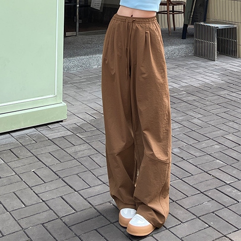 カーキ